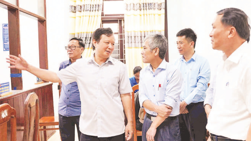 Bí thư Thành ủy Huế Lê Trường Lưu chỉ đạo các xã sớm làm thủ tục đề nghị tạm cấp tài chính để bảo đảm hoạt động.