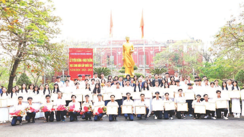 Các em đoạt giải học sinh giỏi cấp quốc gia của Trường THPT chuyên Quốc Học - Huế được tuyên dương và khen thưởng.