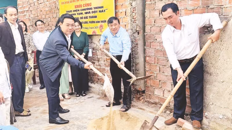 Lãnh đạo thành phố Đà Nẵng và đại diện Tổng công ty Điện lực miền trung tại lễ khởi công căn nhà cho gia đình ông Đỗ Đức Thành, trú tại 282/12 Trưng Nữ Vương, thành phố Đà Nẵng.