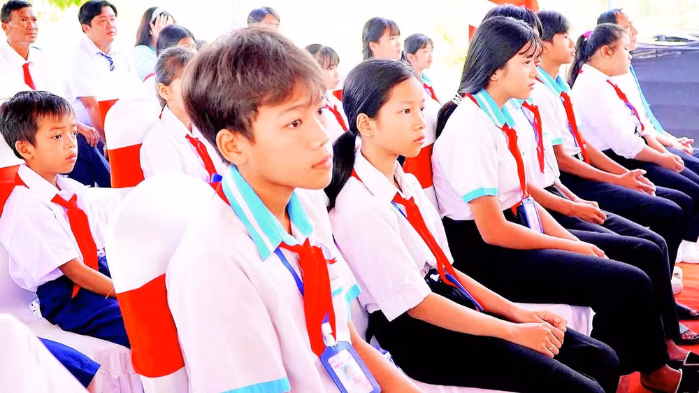 Học sinh dự lễ khởi công Trường phổ thông nội trú liên cấp tiểu học-trung học cơ sở Thường Phước, xã Thường Phước, tỉnh Đồng Tháp.
