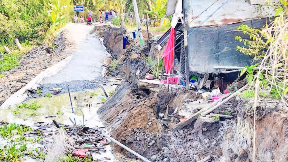 Đoạn đường bị sạt lở xuống kênh đã ảnh hưởng nghiêm trọng đến đời sống của nhân dân.