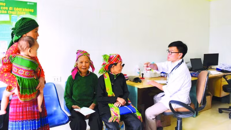 Người dân đến khám sức khỏe tại Trạm Y tế xã Sơn Vĩ.