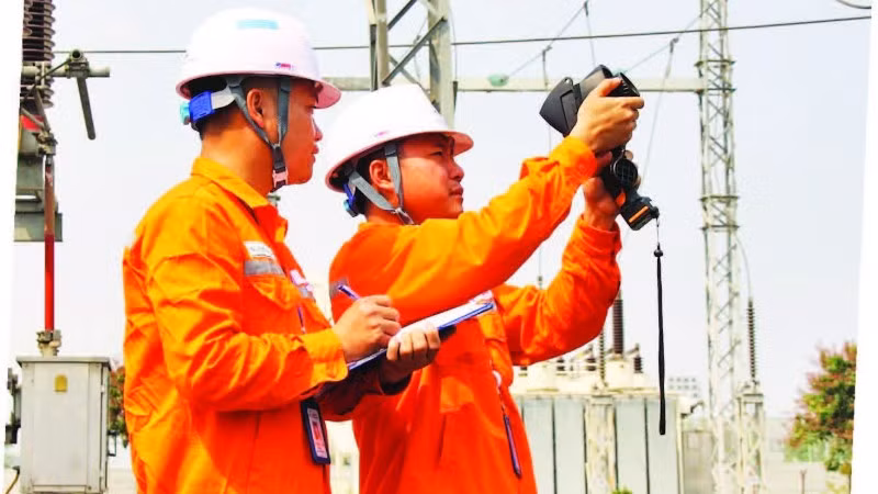 Công ty Điện lực Thái Nguyên sử dụng camera nhiệt kiểm tra, sớm phát hiện các điểm phát nhiệt bất thường tại đường dây, trạm biến áp để kịp thời xử lý nguy cơ sự cố.