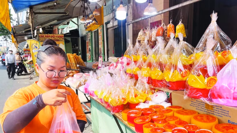 Một sạp bán bánh tổ và các loại bánh dâng cúng năm mới khác ở khu vực Chợ Lớn.