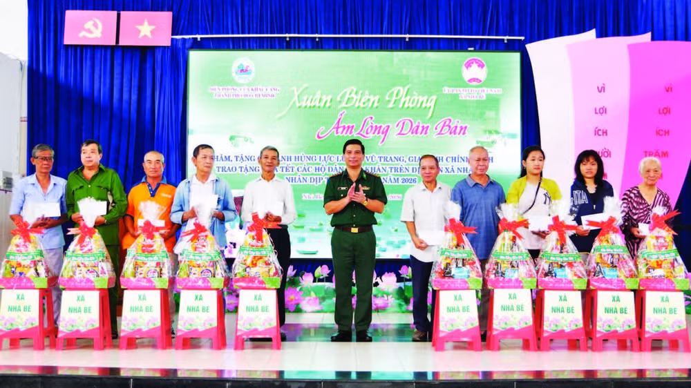 Thủ trưởng Ban Chỉ huy Bộ đội Biên phòng Thành phố Hồ Chí Minh trao quà tặng các hộ dân xã Nhà Bè trong chương trình “Xuân Biên phòng ấm lòng dân bản” năm 2026.