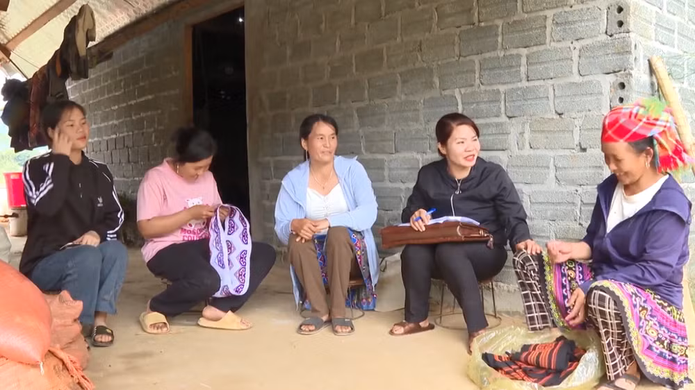 Tăng cường xuống cơ sở tuyên truyền để nâng cao nhận thức cho chị em phụ nữ về bình đẳng giới.