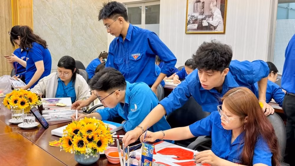 Các đoàn viên, thanh niên Phường Cầu Kiệu có nhiều hoạt động đóng góp chung vào sự phát triển của địa phương sau sáp nhập. 