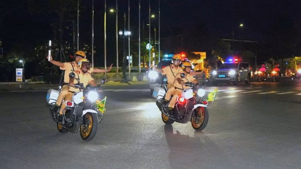 Tuần tra giao thông bảo vệ an ninh trật tự đường phố.