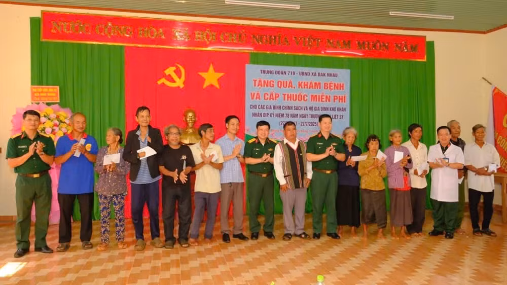 Trung đoàn 719 trao quà cho gia đình chính sách và người nghèo trên đại bàn xã Đắk Nhau.