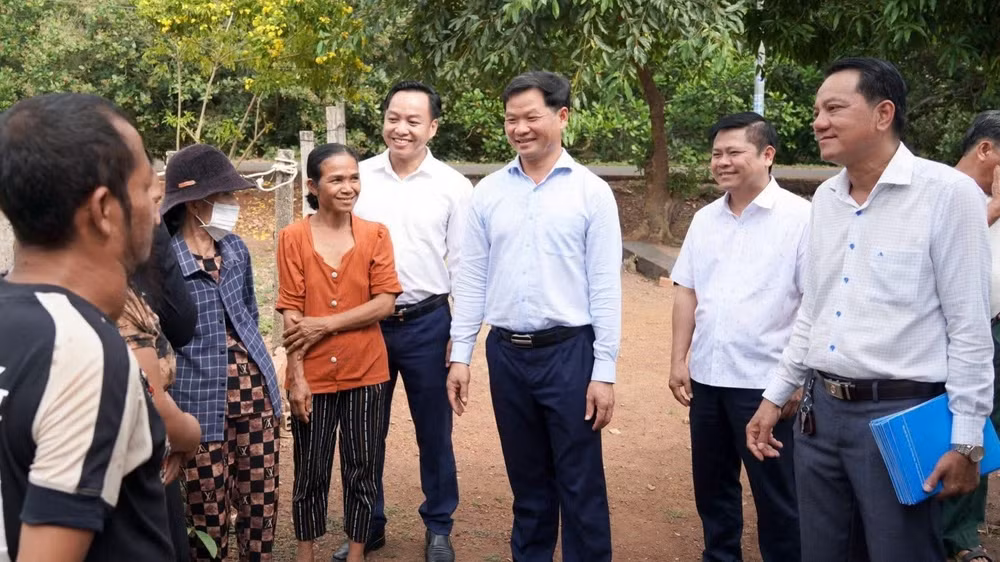 Lãnh đạo xã Châu Đức, Thành phố Hồ Chí Minh xuống thôn ấp vận động người dân bàn giao mặt bằng cho dự án đường Vành đai 4 Thành phố Hồ Chí Minh-Ảnh: Lê Đình Thìn.