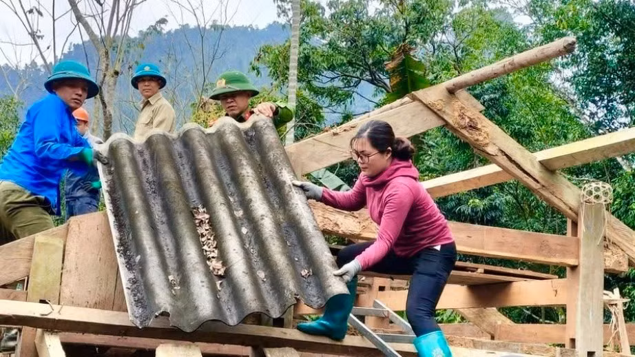 Các lực lượng tại chỗ của tỉnh Bắc Kạn hỗ trợ tháo dỡ nhà tạm để chuẩn bị xây dựng nhà mới cho nhân dân. 