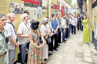 Người xem xúc động khi ôn lại các tư liệu quý về các chiến sĩ cách mạng.