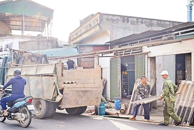 Người dân tự nguyện tháo dỡ bàn giao mặt bằng cho dự án nâng cấp, cải tạo tuyến tỉnh lộ 418.