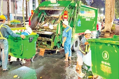 Đội thu gom, vận chuyển rác làm việc ngay cả những lúc trời mưa gió.