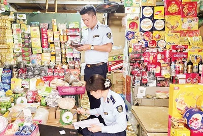 Lực lượng Quản lý thị trường Hà Nội kiểm tra các sản phẩm bánh trung thu, bánh kẹo bày bán trên thị trường.