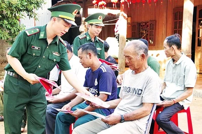 Cán bộ, chiến sĩ Đồn Biên phòng Đắk Ơ tuyên truyền, vận động nhân dân trên tuyến biên giới tỉnh Đồng Nai chấp hành nghiêm quy chế biên giới.