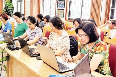 Giáo viên các trường ở Hà Nội tham gia bồi dưỡng ứng dụng AI.