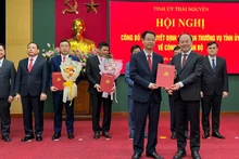 Đồng chí Vũ Việt Dũng (bên trái) nhận quyết định chỉ định giữ chức vụ Bí thư xã Sảng Mộc. (Ảnh: TUẤN SƠN).