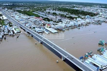 Trục tuyến đông-tây, đoạn cầu bắc qua sông Ông Đốc tại miền biển thị trấn Sông Đốc, huyện Trần Văn Thời, tỉnh Cà Mau.