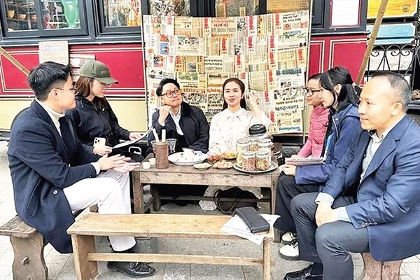 Khách du lịch đến với các trải nghiệm trong tour Chạm miền ký ức.