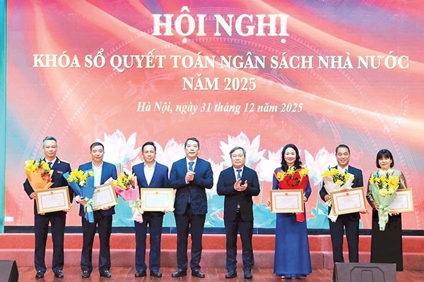 Lãnh đạo Ủy ban nhân dân thành phố Hà Nội trao bằng khen, tặng các tập thể ngành Tài chính thành phố đã hoàn thành xuất sắc nhiệm vụ năm 2025.