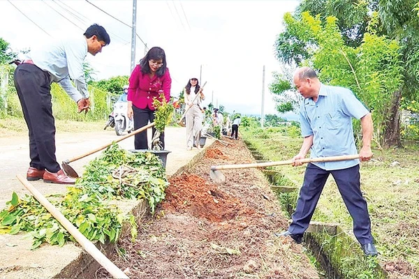Cán bộ, nhân dân xã Đăk Hà tham gia trồng cây, tạo hàng rào xanh trên địa bàn.