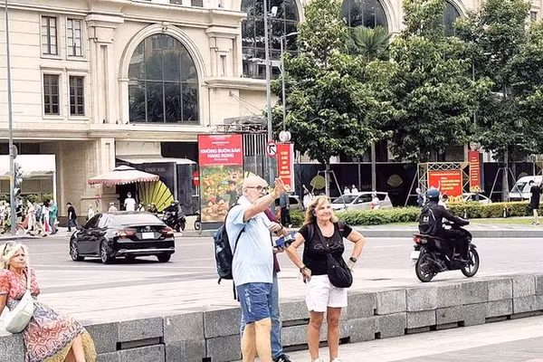 Khách du lịch nước ngoài tham quan khu vực trung tâm Thành phố Hồ Chí Minh.