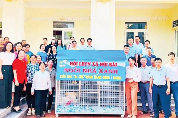 Mô hình ngôi nhà xanh thu gom rác tái chế của Hội Liên hiệp Phụ nữ xã Nội Bài. (Ảnh TÙNG NGUYỄN)