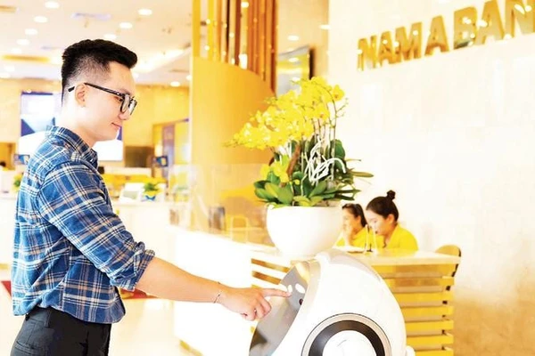 Khách hàng trải nghiệm dịch vụ thanh toán số tại ngân hàng.