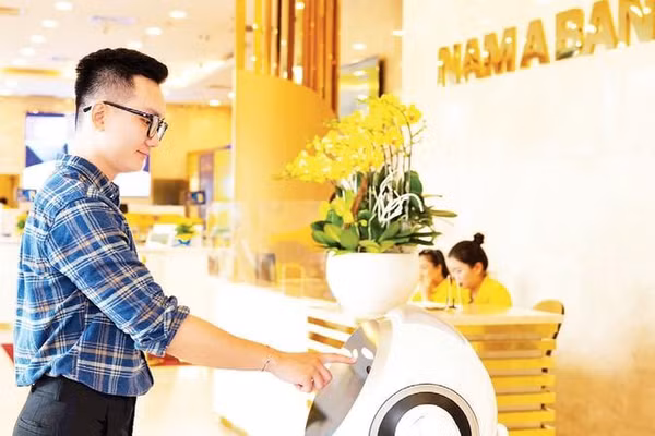 Khách hàng trải nghiệm dịch vụ thanh toán số tại ngân hàng.