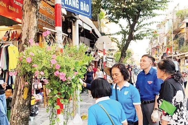 Người dân phường Hoàn Kiếm tích cực trang trí đường phố.