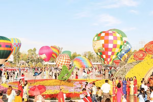 Trình diễn khinh khí cầu tại Quảng trường Sa Đéc.