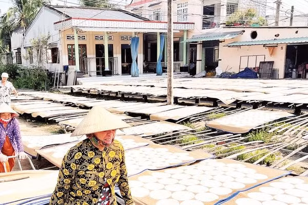 Người dân làng nghề Sơn Đốc tất bật phơi bánh phồng những ngày cận Tết.