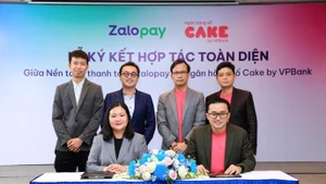 Bà Lê Lan Chi – Tổng Giám đốc Zalopay, và ông Nguyễn Hữu Quang – Tổng Giám đốc Ngân hàng số Cake by VPBank ký kết thỏa thuận hợp tác toàn diện, tích hợp loạt sản phẩm tài chính số trên nền tảng Zalopay