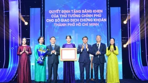 Phó Thủ tướng Hồ Đức Phớc và Bộ trưởng Tài chính Nguyễn Văn Thắng đã trao Bằng khen của Thủ tướng Chính phủ Phạm Minh Chính cho tập thể Sở Giao dịch Chứng khoán TP Hồ Chí Minh nhân kỷ niệm 25 năm thành lập...