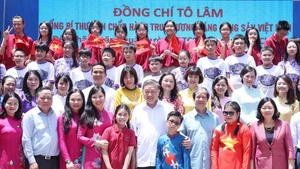 Tổng Bí thư Tô Lâm chụp ảnh lưu niệm cùng thầy cô và học sinh Trường PTCS Nguyễn Đình Chiểu và Trường PTCS Xã Đàn. Ảnh: Thống Nhất/TTXVN