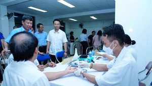 Lãnh đạo phường Phú Thượng kiểm tra công tác khám, chăm sóc sức khỏe cho các đối tượng chính sách. Ảnh: Trạm y tế phường Phú Thượng