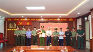 Đồng chí Trần Tiến Dũng, Phó Bí thư Tỉnh ủy Điện Biên đã thay mặt lãnh đạo tỉnh biểu dương và khen thưởng cho các lực lượng tham gia phá thành công Chuyên án 625T.