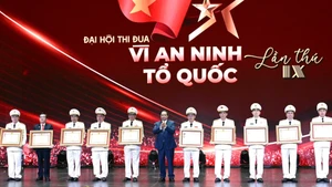 Thủ tướng Phạm Minh Chính trao danh hiệu Anh hùng lực lượng vũ trang và Huân chương Quân công.