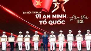 Thủ tướng Phạm Minh Chính trao tặng Danh hiệu Anh hùng Lực lượng vũ trang nhân dân và Huân chương Quân công hạng Nhất cho tập thể, cá nhân có thành tích xuất sắc.