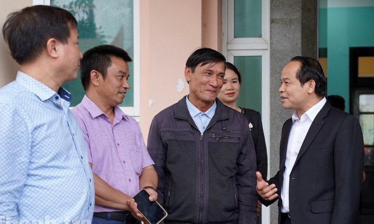 Cử tri thành phố Huế trao đổi với ứng cử viên Nguyễn Quốc Đoàn, Ủy viên Trung ương Đảng, Phó Tổng Thanh tra Thường trực Thanh tra Chính phủ sau buổi tiếp xúc cử tri đơn vị bầu cử số 2. (Ảnh: Minh Tân)