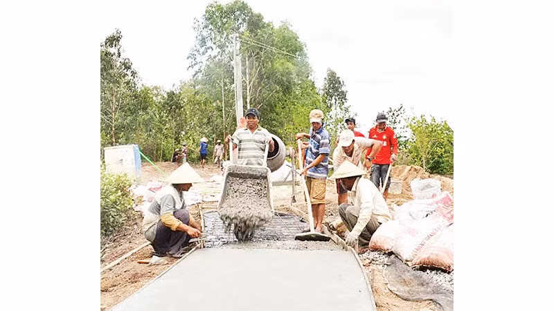 Đồng bào Khmer ở Bạc Liêu hăng hái làm đường nông thôn mới.