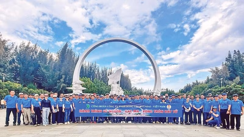 Người lao động Công ty TNHH Đóng tàu HD Hyundai Việt Nam viếng Khu Tưởng niệm chiến sĩ Gạc Ma. (Ảnh THÁI VŨ)