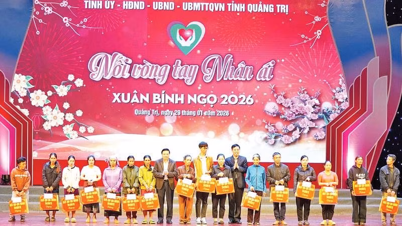 Các đồng chí lãnh đạo tỉnh Quảng Trị tặng quà Tết cho hộ nghèo tại chương trình “Nối vòng tay nhân ái”.