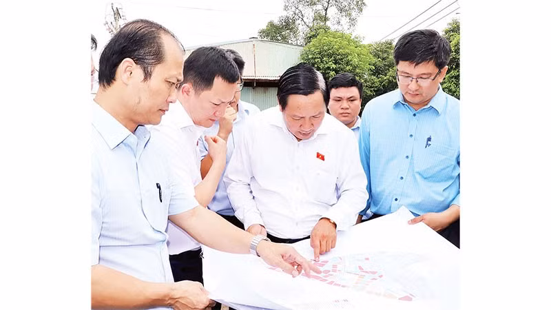 Đoàn đại biểu Quốc hội tỉnh Đồng Nai khảo sát công tác giải phóng mặt bằng Khu công nghiệp Biên Hòa 1.