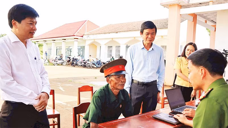 Lãnh đạo xã Bù Đăng hỗ trợ nhân dân giải quyết thủ tục hành chính.