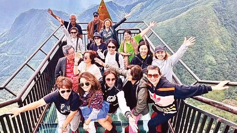 Khu du lịch Cầu kính Rồng Mây thuộc xã Bình Lư, tỉnh Lai Châu là một trong những điểm đến được nhiều hãng lữ hành quốc tế lựa chọn để xây dựng tour trong hành trình “tour du lịch Tây Bắc”.