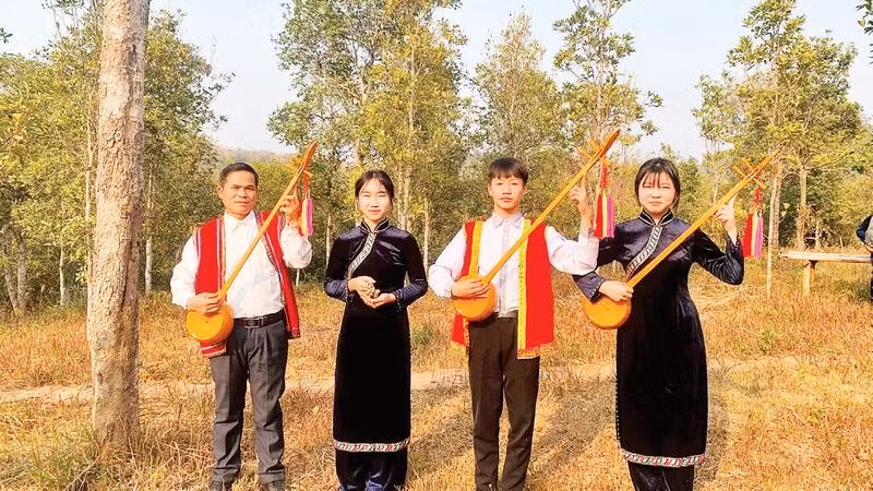 Thầy Phùng Văn Thời (bên trái) tham gia biểu diễn cùng các em học sinh.