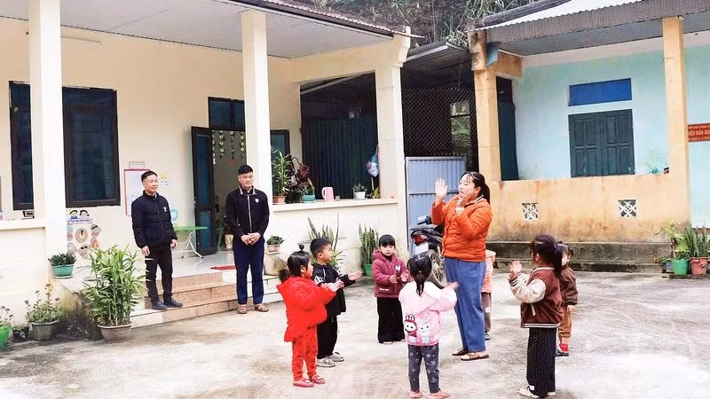 Trẻ em trong thôn Bản Giáng được đến trường.