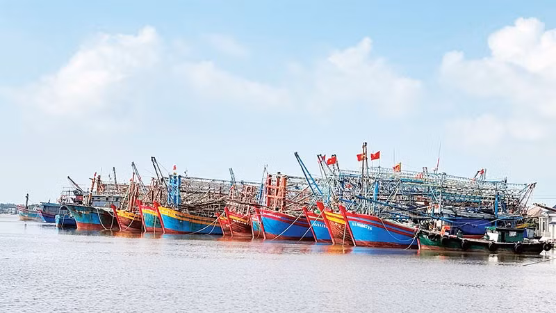 Cửa biển Cửa Việt bị bồi lấp khiến ngư dân gặp khó khăn.